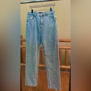 PrettyLittleThing High-Waisted Straight Leg Jeans – Light Wash